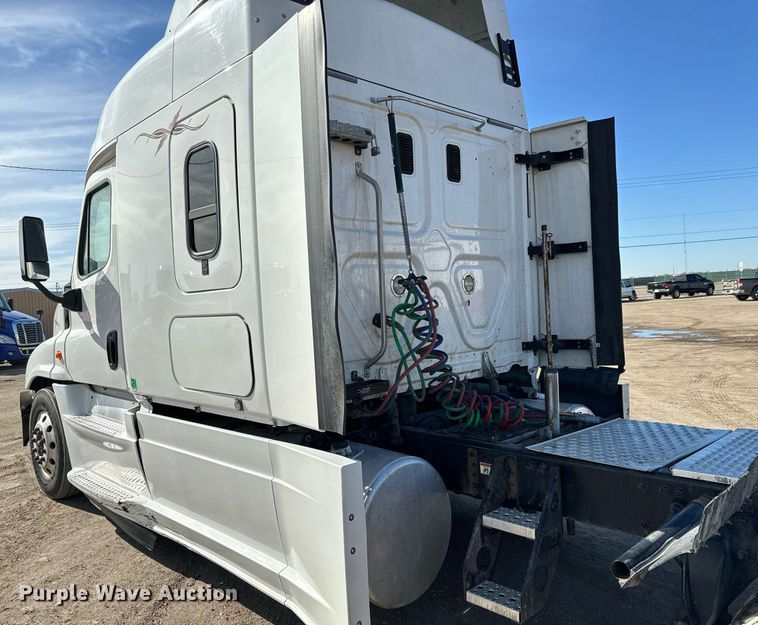image for item NU9337 2016 Freightliner Cascadia CA125SLP semi truck