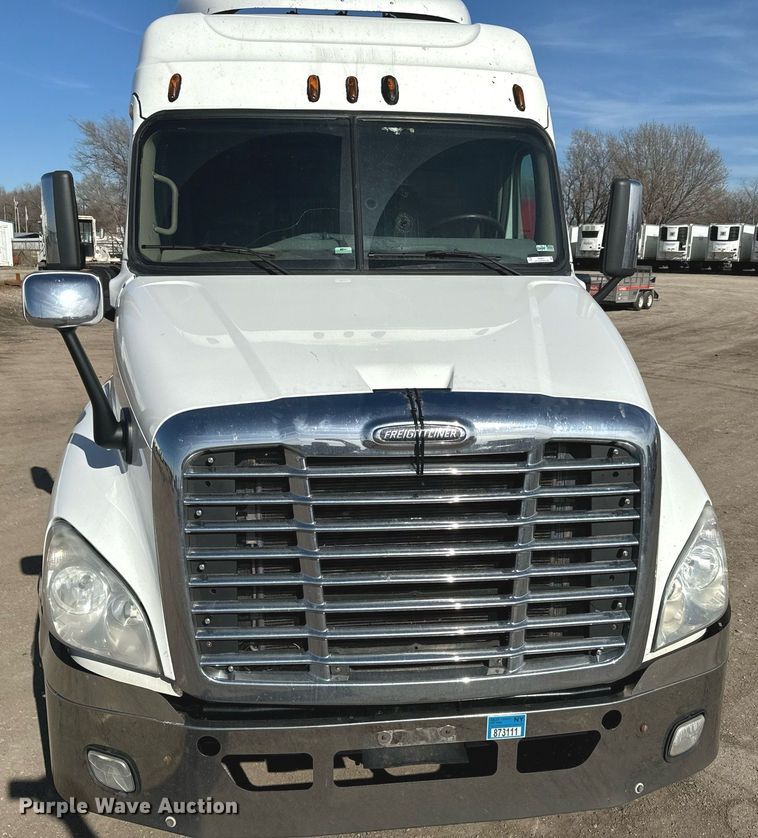image for item NU9337 2016 Freightliner Cascadia CA125SLP semi truck