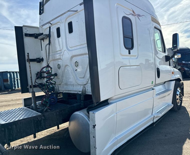 image for item NU9337 2016 Freightliner Cascadia CA125SLP semi truck