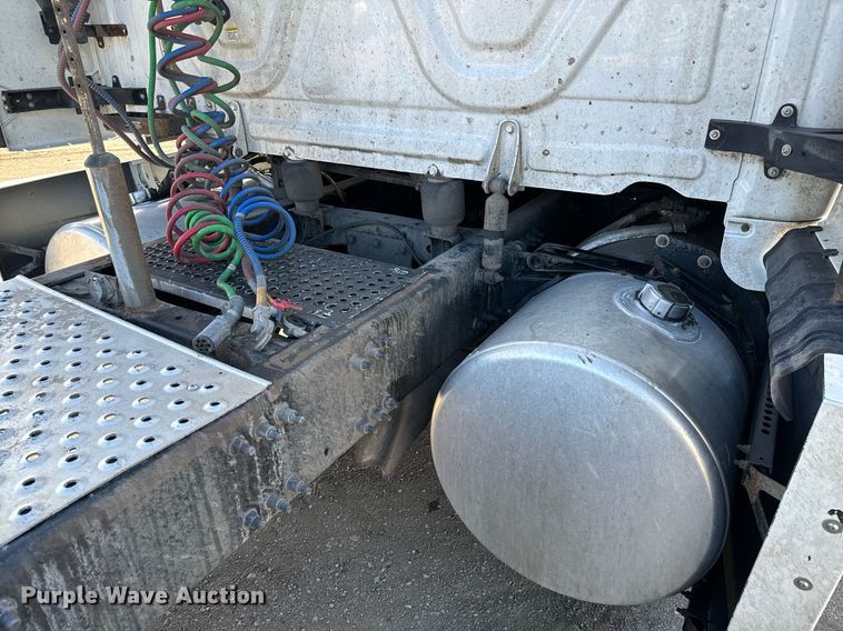 image for item NU9337 2016 Freightliner Cascadia CA125SLP semi truck