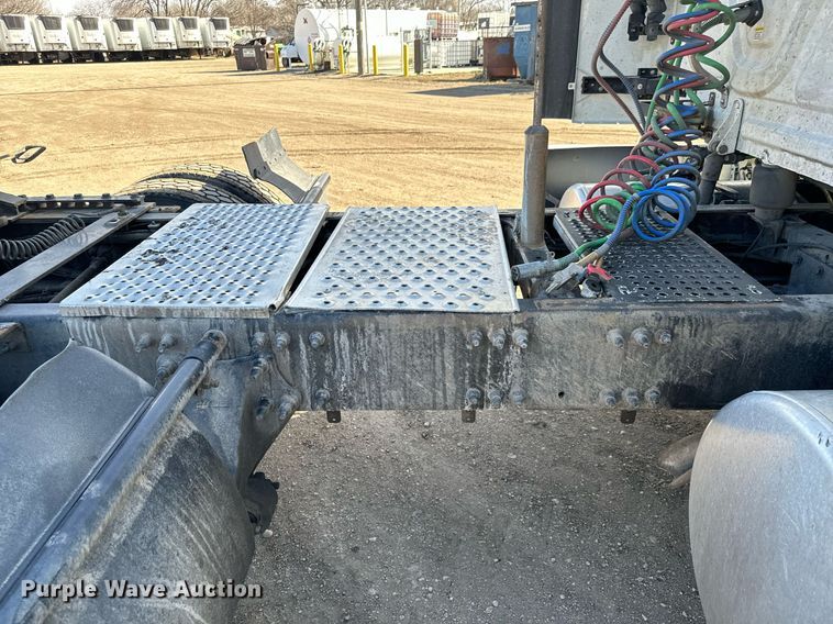 image for item NU9337 2016 Freightliner Cascadia CA125SLP semi truck