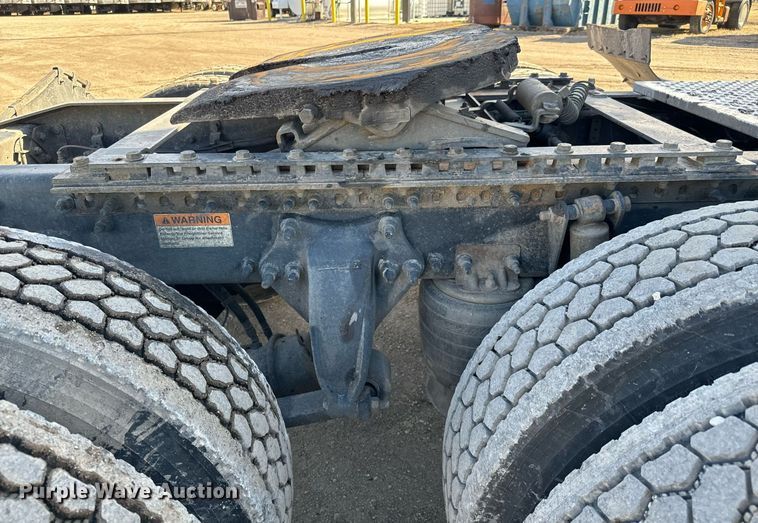 image for item NU9337 2016 Freightliner Cascadia CA125SLP semi truck