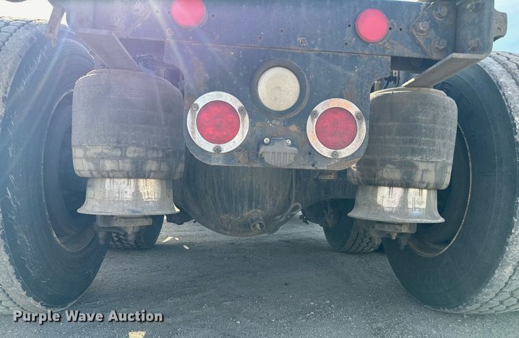 image for item NU9337 2016 Freightliner Cascadia CA125SLP semi truck