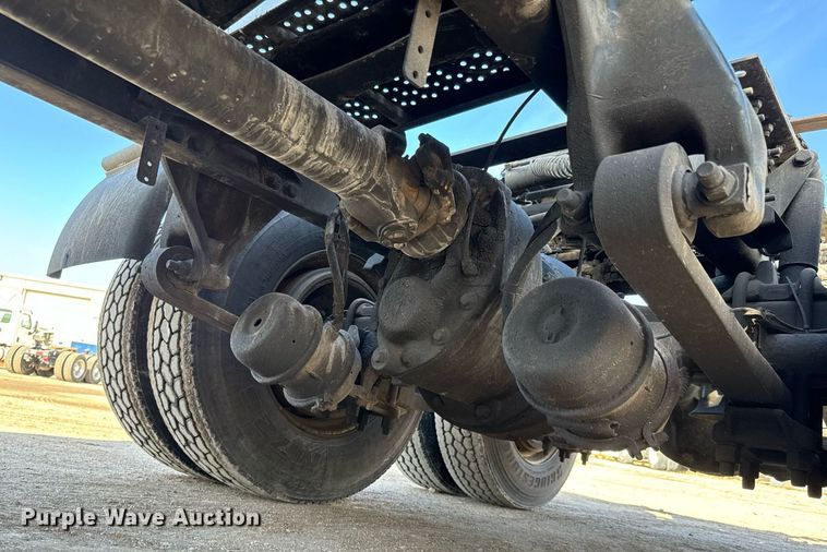 image for item NU9337 2016 Freightliner Cascadia CA125SLP semi truck