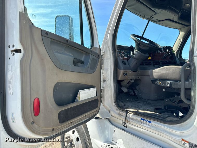 image for item NU9337 2016 Freightliner Cascadia CA125SLP semi truck