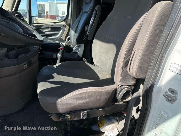 image for item NU9337 2016 Freightliner Cascadia CA125SLP semi truck