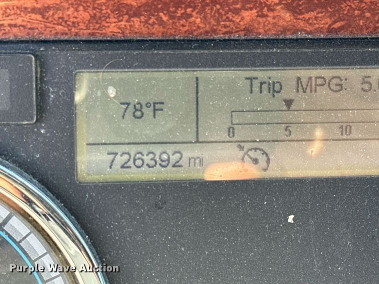 image for item NU9337 2016 Freightliner Cascadia CA125SLP semi truck