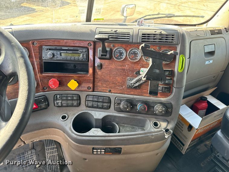 image for item NU9337 2016 Freightliner Cascadia CA125SLP semi truck