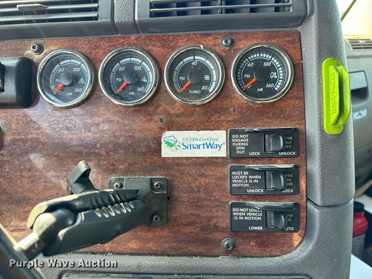 image for item NU9337 2016 Freightliner Cascadia CA125SLP semi truck