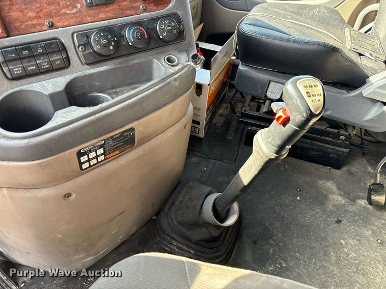 image for item NU9337 2016 Freightliner Cascadia CA125SLP semi truck