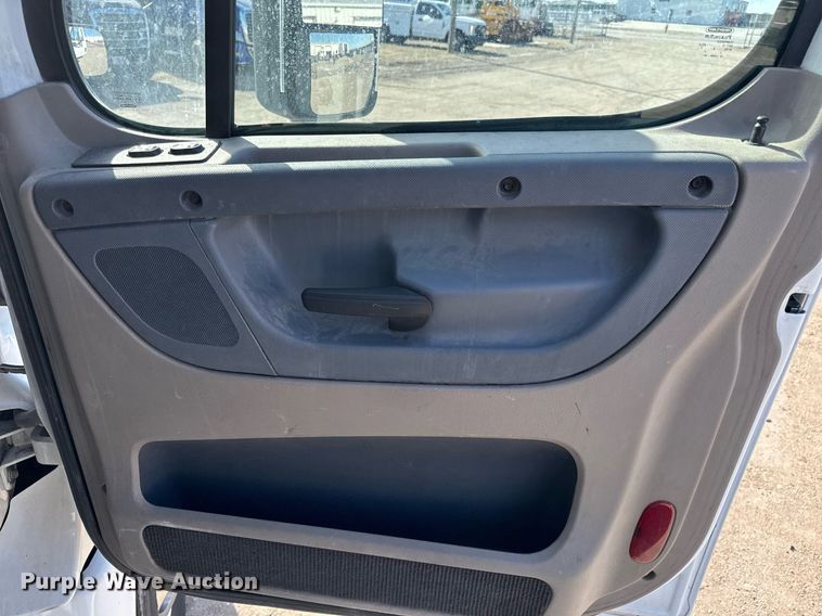 image for item NU9337 2016 Freightliner Cascadia CA125SLP semi truck