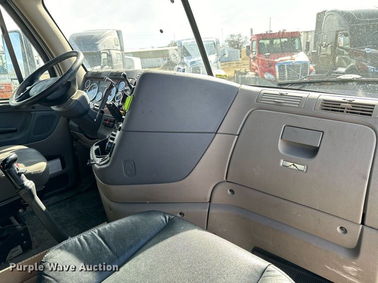 image for item NU9337 2016 Freightliner Cascadia CA125SLP semi truck