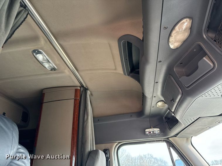 image for item NU9337 2016 Freightliner Cascadia CA125SLP semi truck