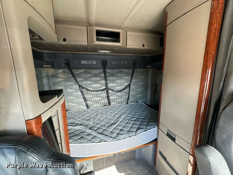 image for item NU9337 2016 Freightliner Cascadia CA125SLP semi truck