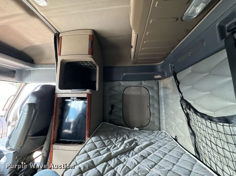 image for item NU9337 2016 Freightliner Cascadia CA125SLP semi truck