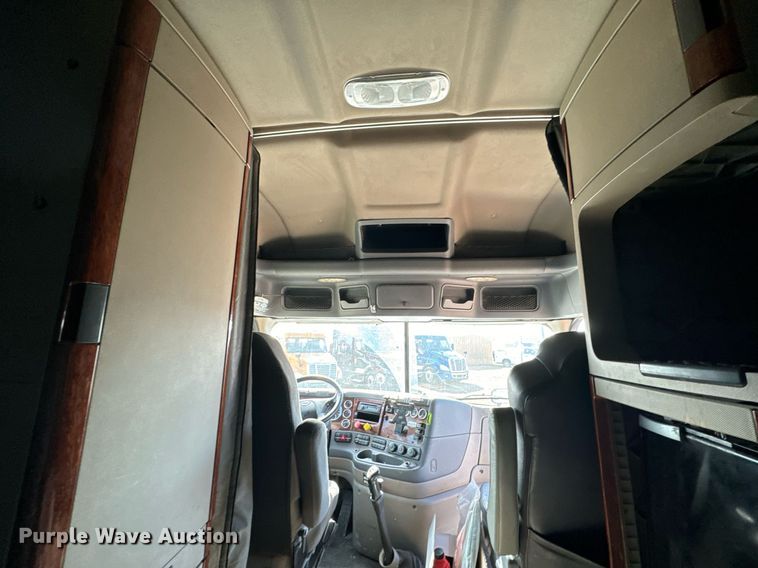 image for item NU9337 2016 Freightliner Cascadia CA125SLP semi truck