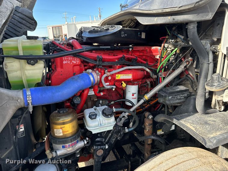 image for item NU9337 2016 Freightliner Cascadia CA125SLP semi truck