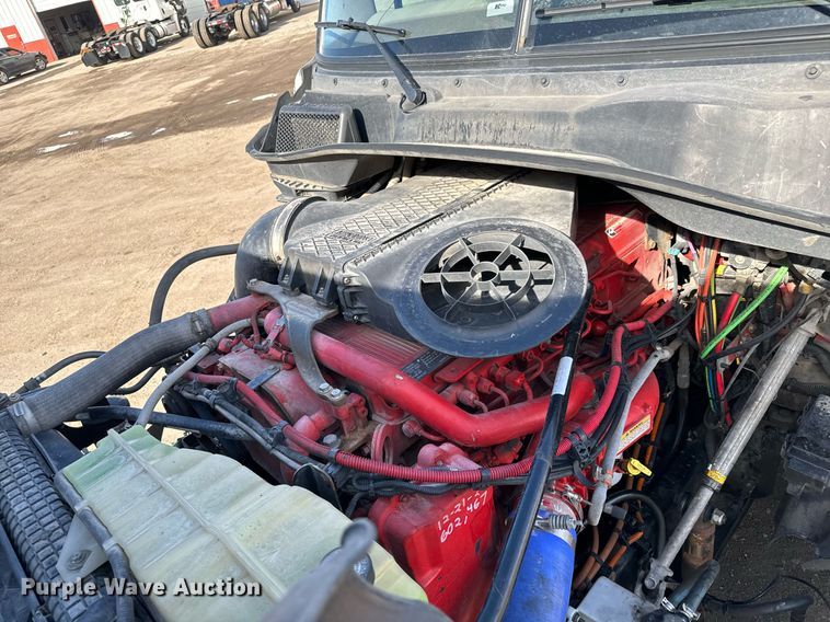 image for item NU9337 2016 Freightliner Cascadia CA125SLP semi truck