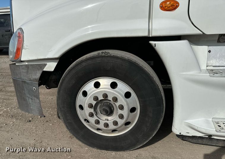 image for item NU9337 2016 Freightliner Cascadia CA125SLP semi truck