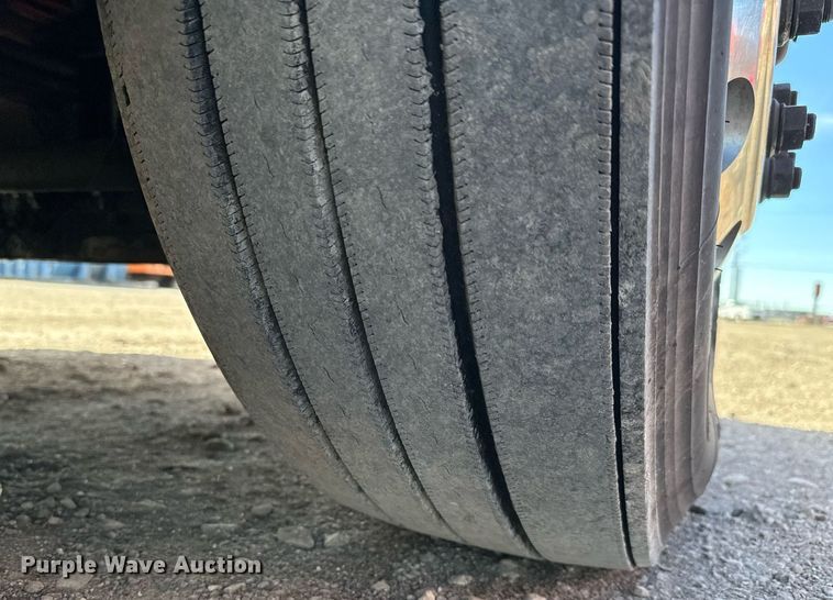 image for item NU9337 2016 Freightliner Cascadia CA125SLP semi truck