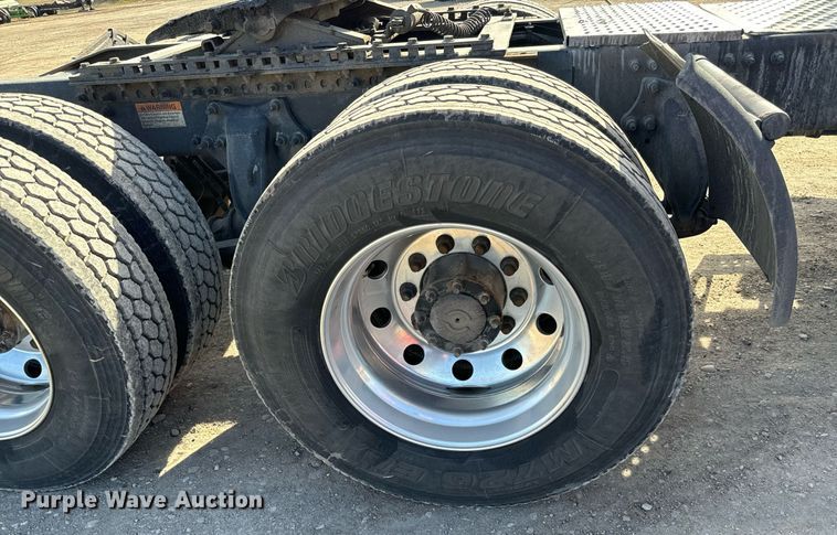 image for item NU9337 2016 Freightliner Cascadia CA125SLP semi truck