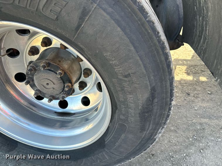 image for item NU9337 2016 Freightliner Cascadia CA125SLP semi truck