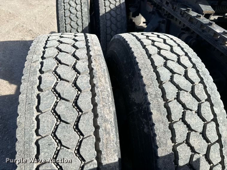 image for item NU9337 2016 Freightliner Cascadia CA125SLP semi truck