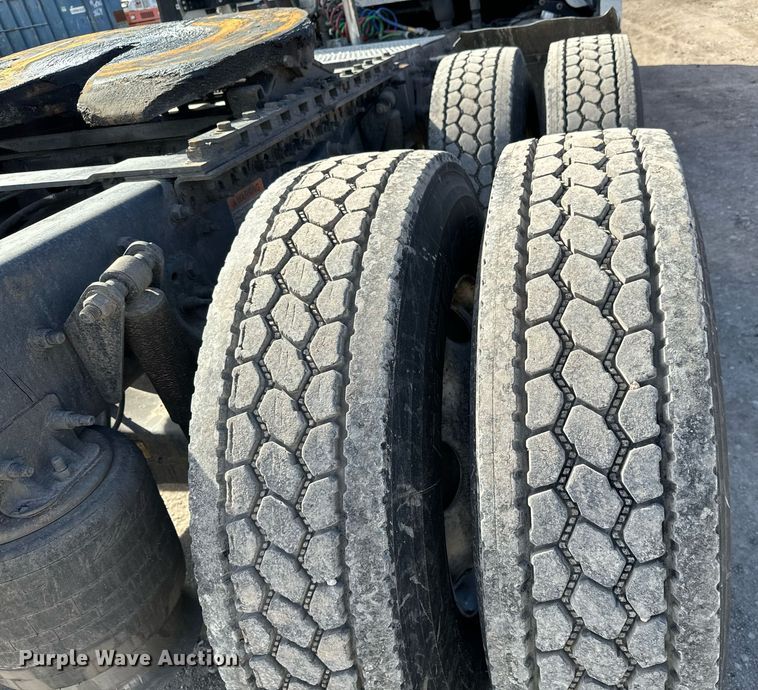 image for item NU9337 2016 Freightliner Cascadia CA125SLP semi truck