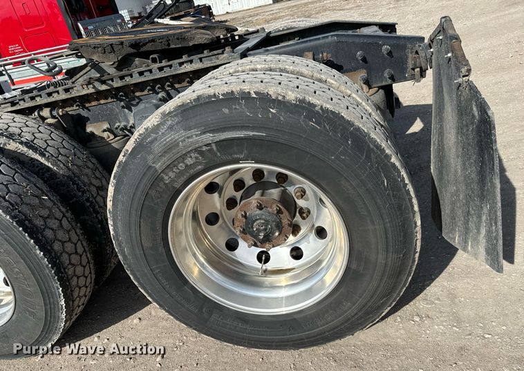 image for item NU9337 2016 Freightliner Cascadia CA125SLP semi truck