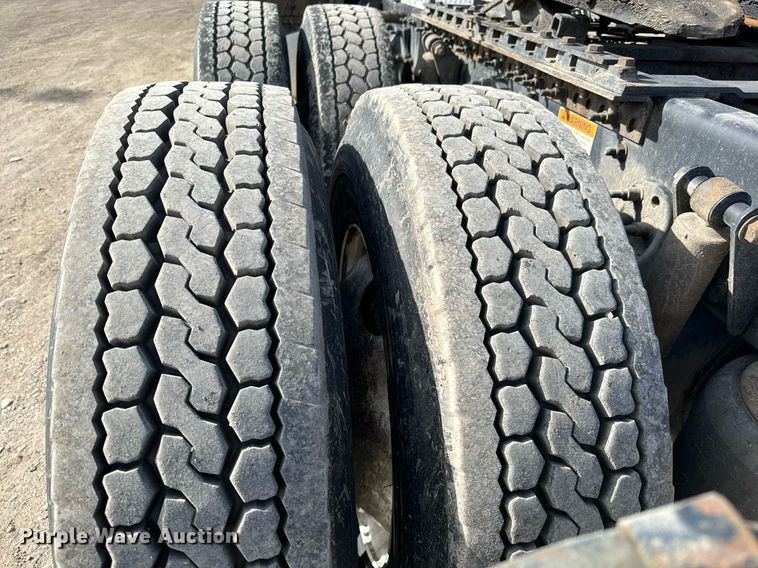 image for item NU9337 2016 Freightliner Cascadia CA125SLP semi truck