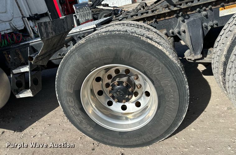 image for item NU9337 2016 Freightliner Cascadia CA125SLP semi truck