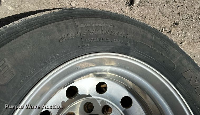 image for item NU9337 2016 Freightliner Cascadia CA125SLP semi truck