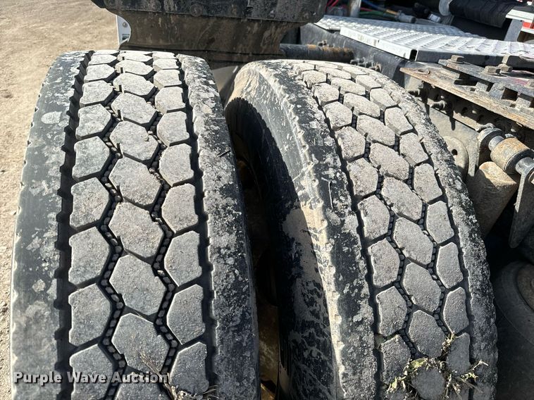 image for item NU9337 2016 Freightliner Cascadia CA125SLP semi truck