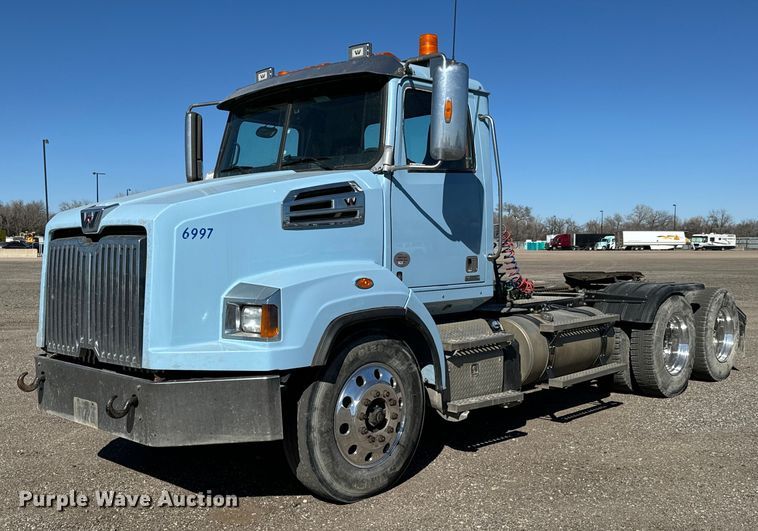 image for item NU9421 2019 Western Star 4700 SB semi truck