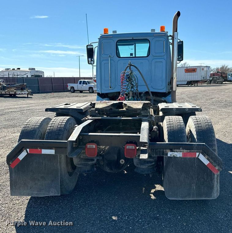 image for item NU9421 2019 Western Star 4700 SB semi truck