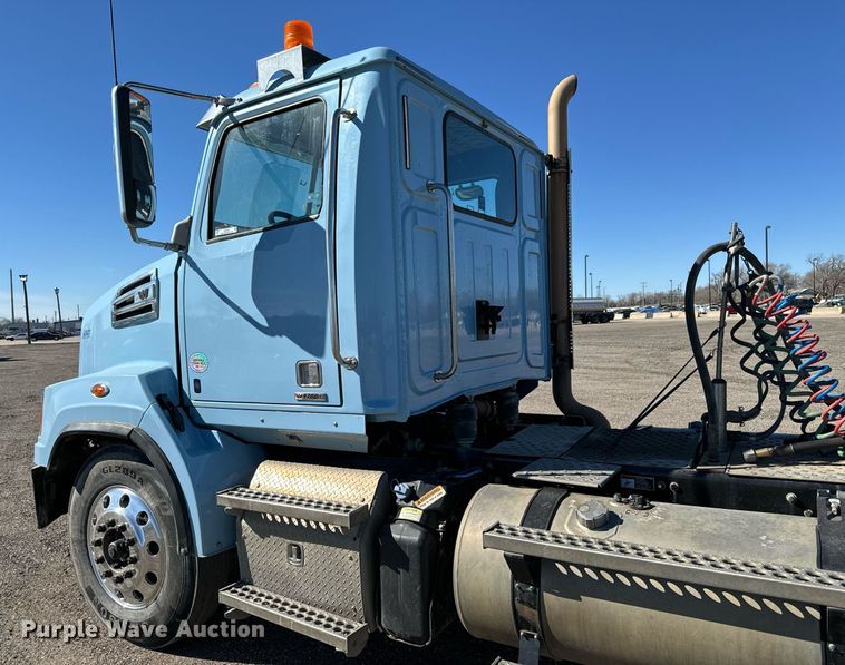 image for item NU9421 2019 Western Star 4700 SB semi truck