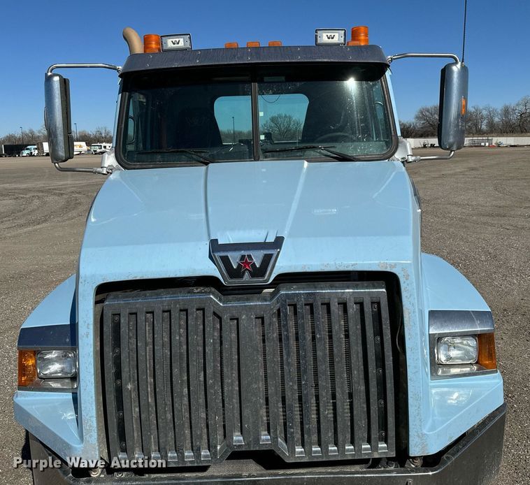 image for item NU9421 2019 Western Star 4700 SB semi truck