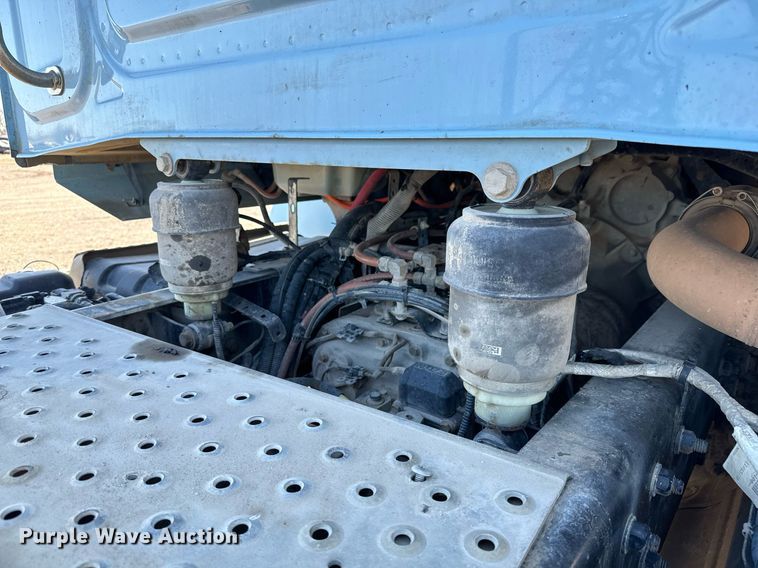 image for item NU9421 2019 Western Star 4700 SB semi truck