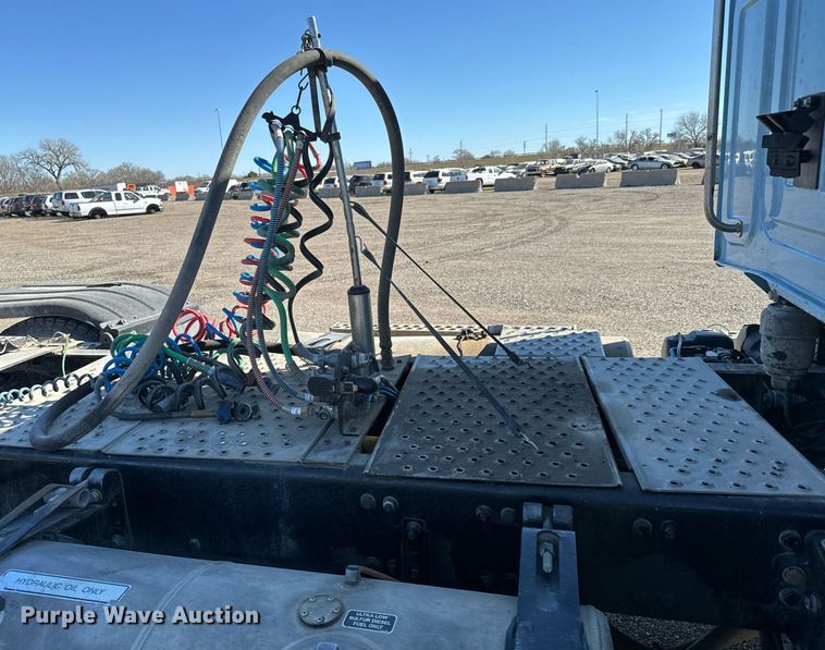 image for item NU9421 2019 Western Star 4700 SB semi truck