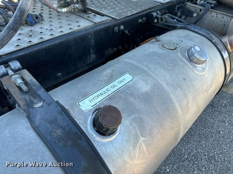 image for item NU9421 2019 Western Star 4700 SB semi truck