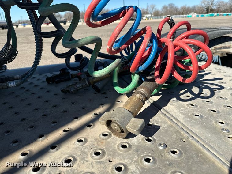 image for item NU9421 2019 Western Star 4700 SB semi truck