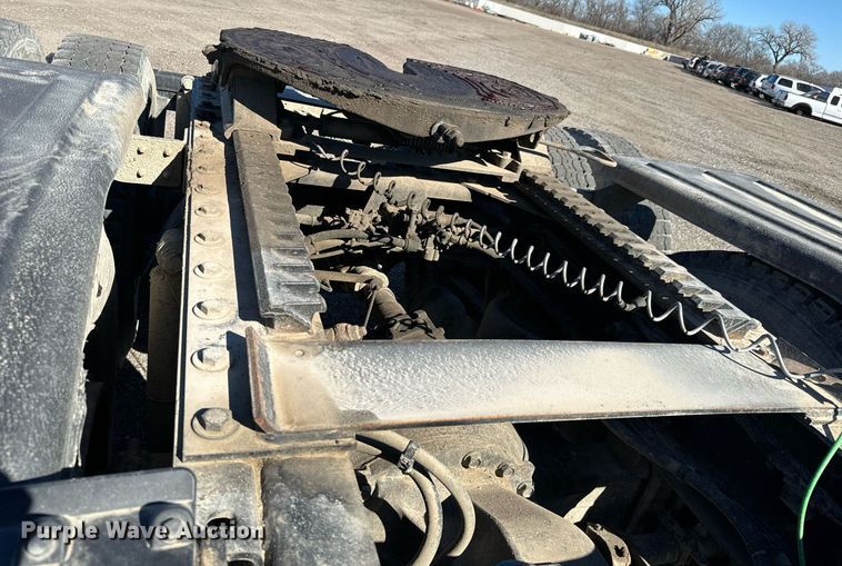 image for item NU9421 2019 Western Star 4700 SB semi truck