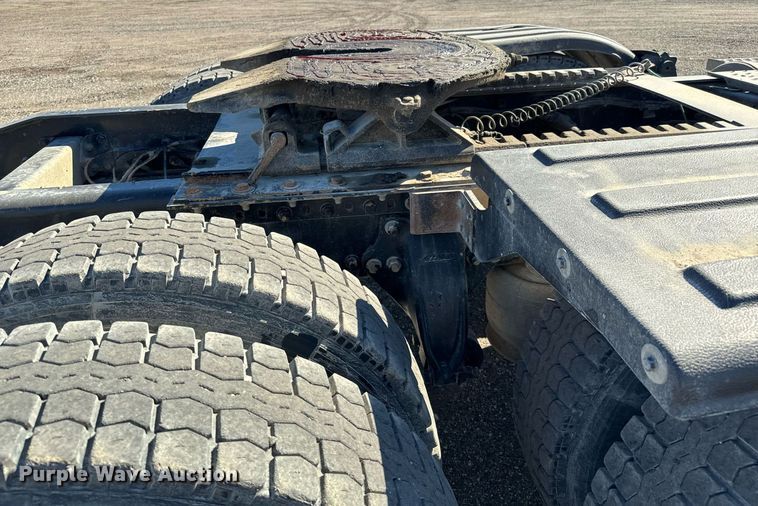 image for item NU9421 2019 Western Star 4700 SB semi truck