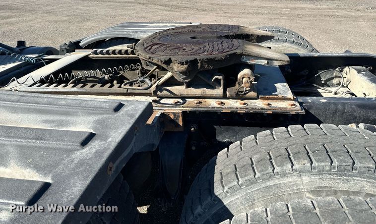 image for item NU9421 2019 Western Star 4700 SB semi truck