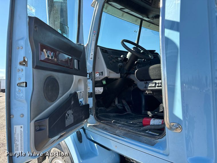 image for item NU9421 2019 Western Star 4700 SB semi truck