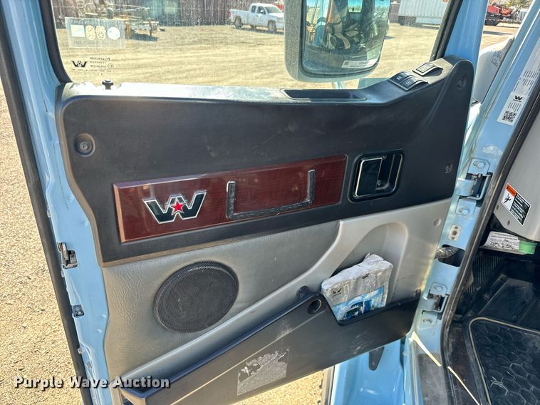 image for item NU9421 2019 Western Star 4700 SB semi truck