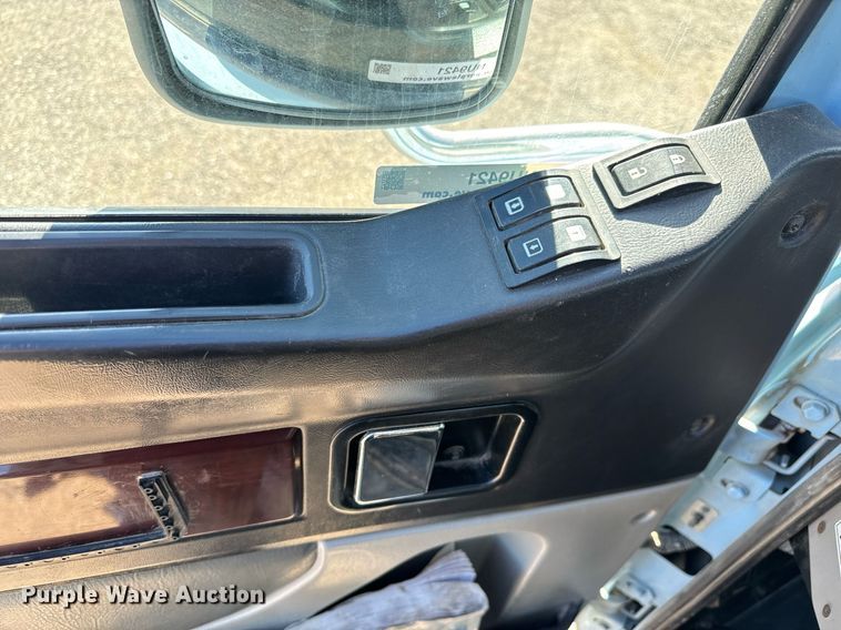 image for item NU9421 2019 Western Star 4700 SB semi truck