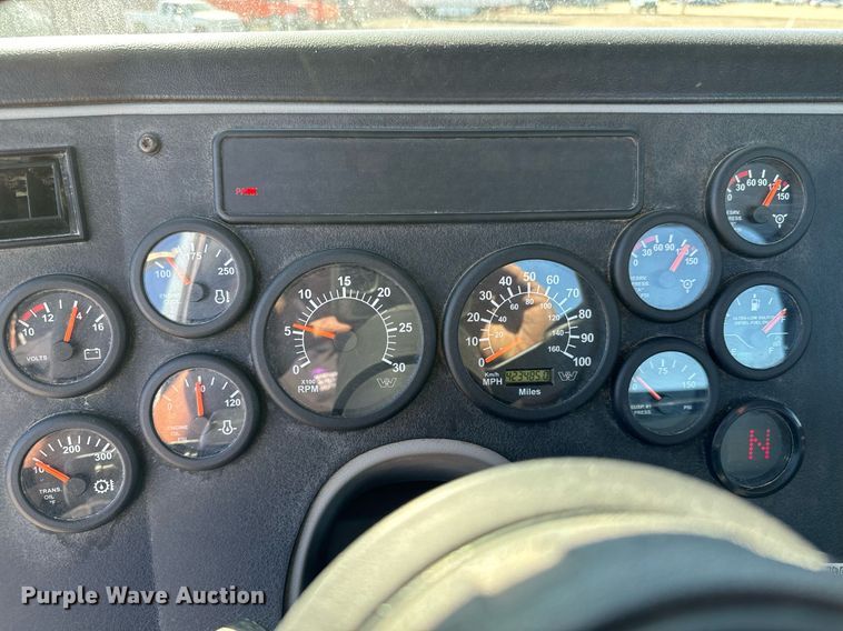 image for item NU9421 2019 Western Star 4700 SB semi truck