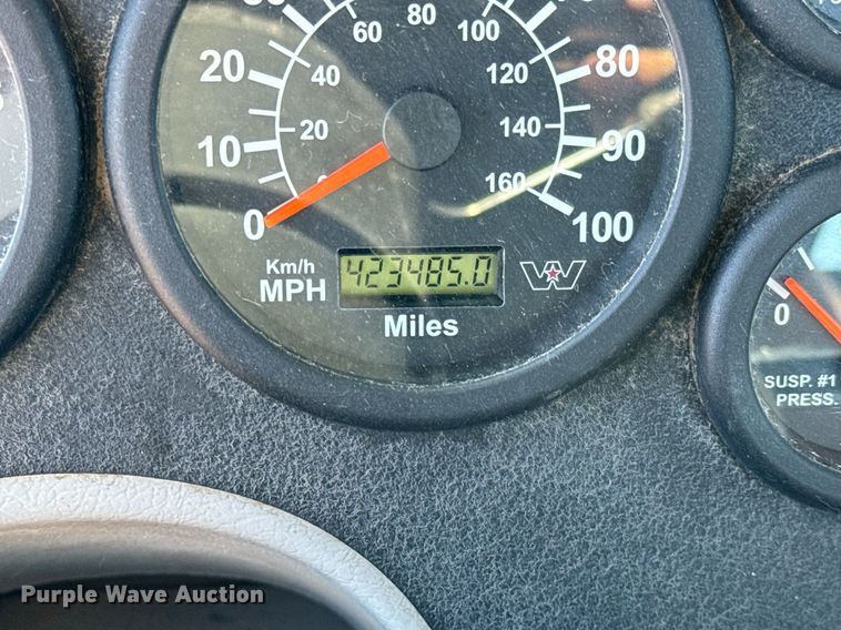 image for item NU9421 2019 Western Star 4700 SB semi truck