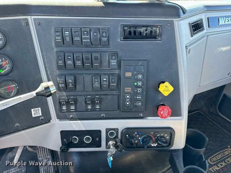 image for item NU9421 2019 Western Star 4700 SB semi truck